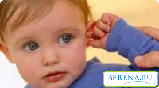 При появлении боли в ухе ребенок начинает вести себя беспокойно, постоянно теребит больное ушко