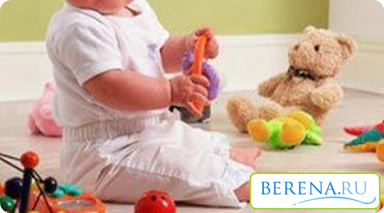 Игрушки у малыша должны быть разнообразными, но за один раз более 3 игрушек давать не стоит