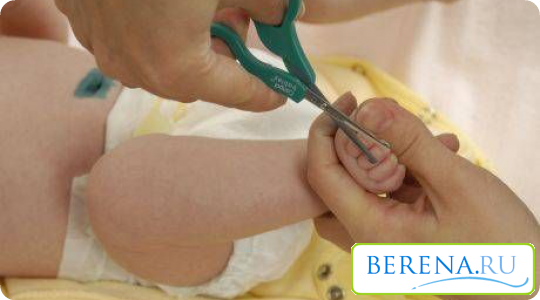 Случайно повредив кожу новорожденного, нужно прижать ранку стерильным бинтом и обработать антисептическим средством