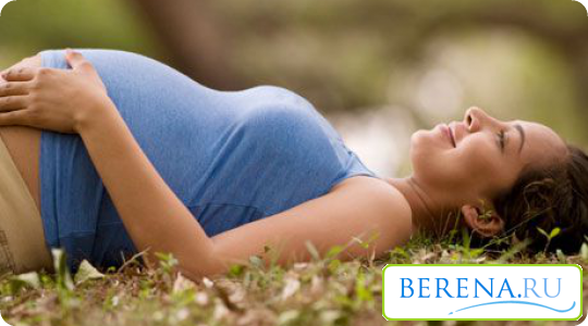 Сон на спине ведет к тому, что плод передавливает полую вену, отвечающую за кислородное питание будущего малыша