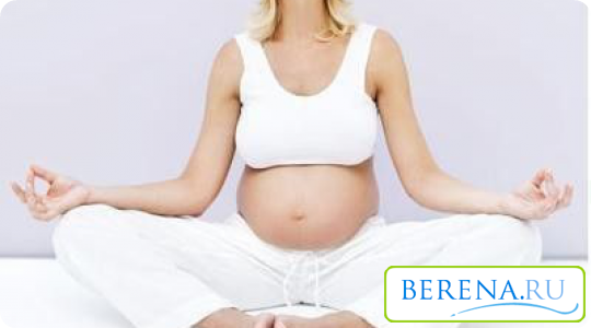 Йога отлично тренирует тело и развивает технику дыхания, что будет полезным во время предстоящих родов