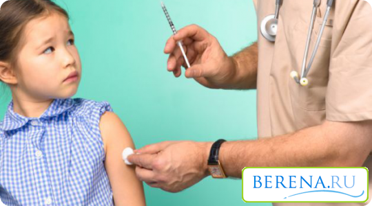 Детей обязательно прививают от этой болезни. Чаще всего применяется одна вакцина от трех болезней кори, краснухи и паротита.