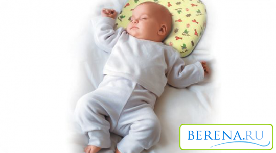 Для лечения кривошеи рекомендуется правильное выкладывание ребенка, подкладывание специальных подушечек или валиков во время сна