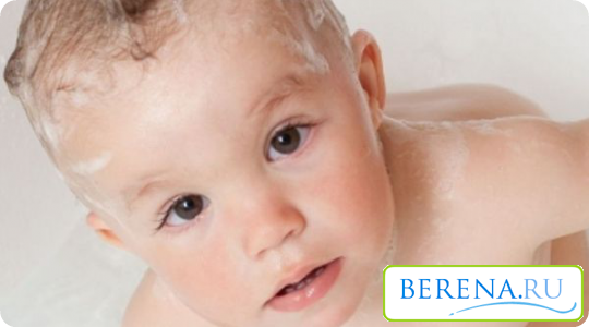 Специалисты категорически отрицают возможность мытья головы малышу шампунем, которым пользуетесь вы сами. Содержание и примеси шампуней для взрослых может вызвать у ребенка аллергию.