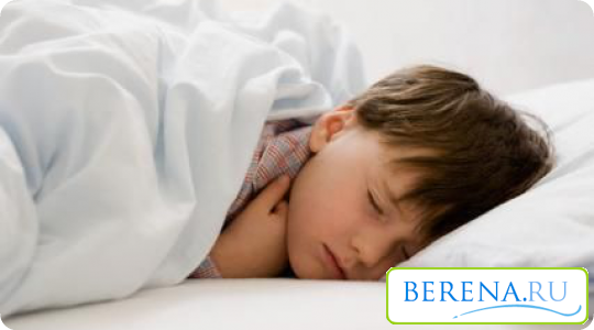 В первые дни болезни ребенку нужно обеспечить постельный режим и постоянное полоскание рта борной кислотой или раствором марганцовки