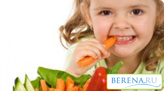 Особое внимание стоит уделять и продуктам, которые есть ребенок: мойте овощи и фрукты, проводите тепловую обработку продуктов, давайте только чистую кипяченую воду
