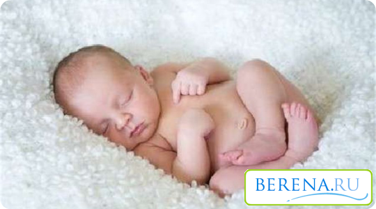 Для профилактики различных заболеваний (в том числе и насморка) с первых месяцев малышей нужно начинать закаливать