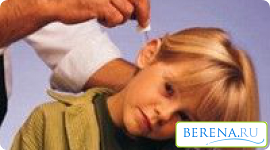 Чаще всего детям назначают специальные ушные капли, но их нельзя использовать, если их уха течет гной
