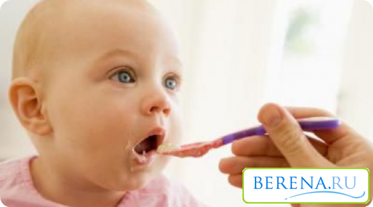 Если малыш уже кушает прикорм, то это может также повлиять на изменение цвета стула