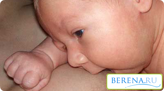 Чтобы избежать трещин на сосках и заглатывания воздуха ребенком, необходимо правильно прикладывать малыша к груди