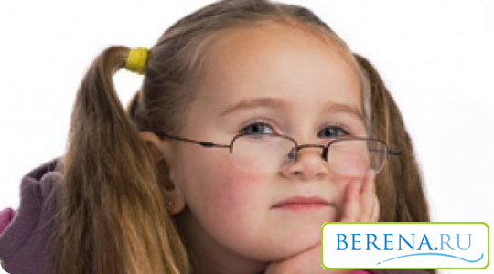 Не стесняйтесь одевать на своего ребенка очки, ведь они считаются на сегодняшний день единственным эффективным методом поддерживания зрения