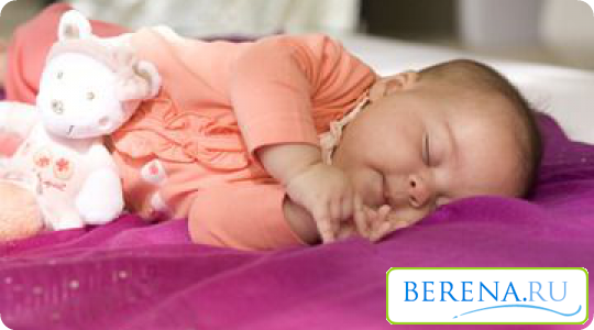 В первые месяцы младенец спит довольно много времени, постепенно количество часов сокращается