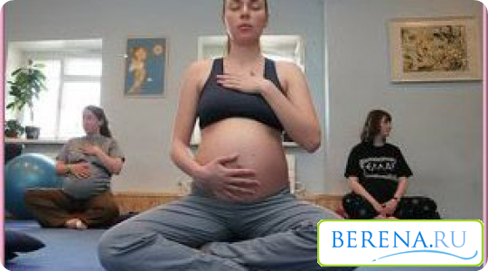 Йогой необходимо заниматься во время всей беременности, тогда при родах она принесет существенную пользу