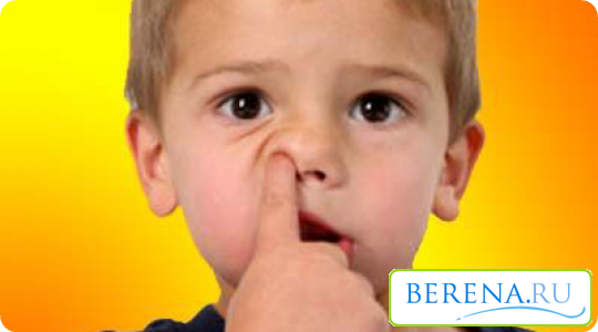 Чтобы остановить носовое кровотечение, нужно приложить кусочек льда к носу ребенка, обеспечить покой и свежий воздух, постараться успокоить кроху