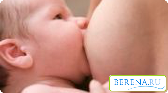 После родов у молодой мамы вырабатывается молозиво, которое в первые дни обеспечивает все потребности новорожденного