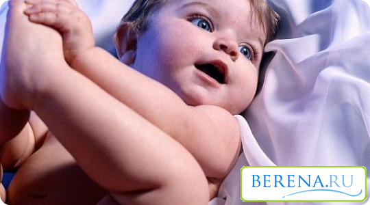 Начинать первые физические упражнения можно тогда, когда малышу испонится 4-5 недель, и его тело переживет адаптационный период