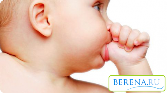 До года детки часто тянут ручки в рот, заменяя ими пустышку или мамину грудь