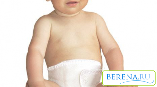 В некоторых случах при пупочной грыже у новорожденного назначается ношение специального пластыря или бандажа