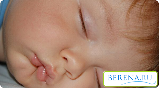 Если у малыша еще не выросли зубы, то скрежет может вызывать желание почесать десна