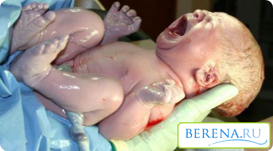 Чаще всего у малыша возникает врожденная пневмония из-за незрелости легких во время родов