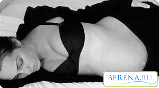 Женщинам с повышенным тонусом рекомендуют лежать на каждом боку поочередно несколько раз в день