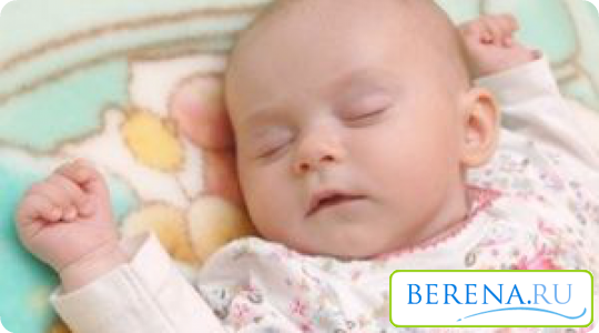 Стричь ногти новорожденному лучше всего во время сна или после еды, отвлекая игрушками