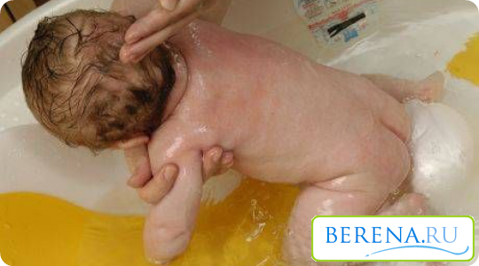 Для профилактики опрелостей малыша следует купать ежедневно, а вот мыло использовать раз в несколько дней, чтобы не пересушить кожу