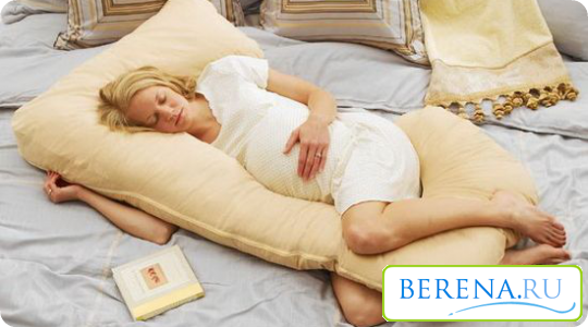 Третий триместр: спать на животе не только не удобно, но и невозможно, лучше всего для этого спать на боку, используя специальные подушки или сложенные пледы