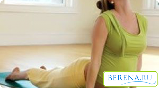Легкие физические упражнения или занятия йогой для будущих мам помогут справиться с болями в спине