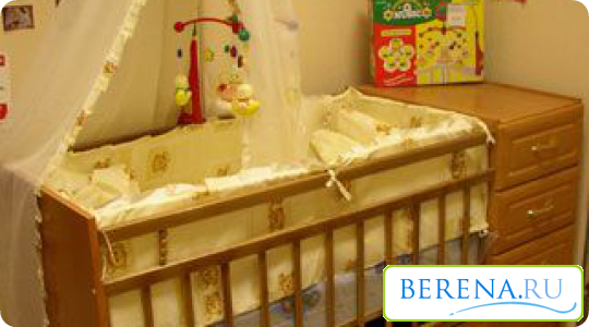 Многие мамы с самого рождения кладут ребенка в свою кроватку, но это не исключает, что к 2 годам малыш захочет спать с родителями и проблема станет актуальной