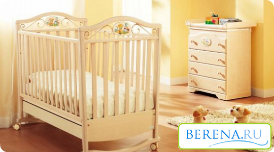 До приезда новорожденного из роддома желательно уже иметь кроватку, которую поставить нужно в светлом месте и не на сквозняке