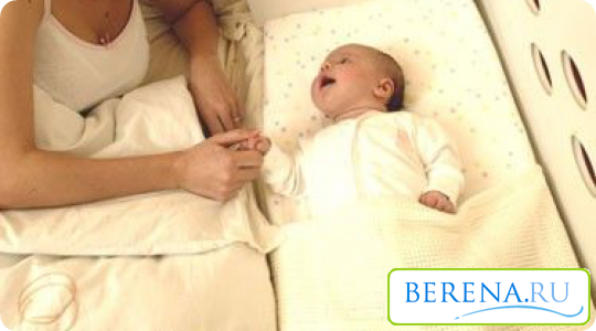 Некоторые родители предпочитают придвинуть кроватку ребенка к своей, тогда при отучении можно будет постепенно ее отодвигать