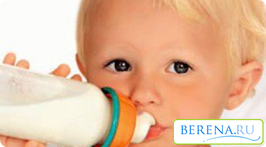 Врачи рекомендуют кормить маленьких деток грудным молоком, в случае проблем с грудным вскармливанием нужно использовать адаптированные смеси
