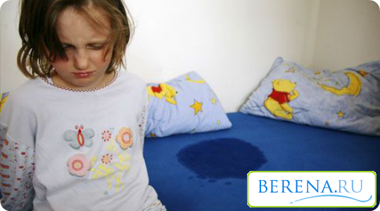 Во время лечения психологических причин развития энуреза, необходимо самостоятельно будить ребенка каждую ночь для того, чтобы он справил нужду