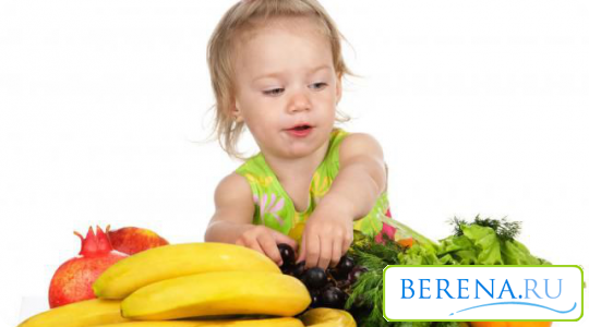 Естественно витамины, которыми богаты свежие овощи и фрукты очень полезны для маленьких детей. Согласимся, что пичкать ребенка аптечными витаминами осенью и летом, когда вокруг полно натуральных.