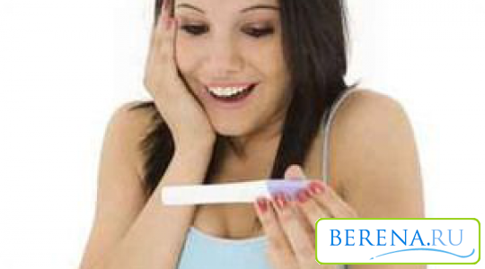 Первые признаки внематочной беременности похожи на обычную беременность: задержка менструации, головокружения и тошнота