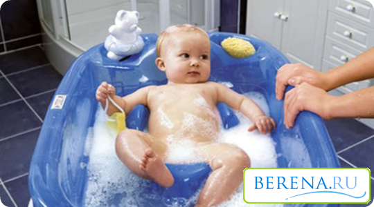 Особенно популярными считаются ванночки со встроенной подставкой, которая будет поддерживать спинку и головку ребенку
