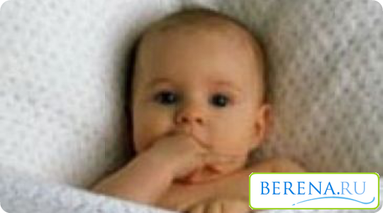 Чтобы не развились осложнения, под голову малышу во время насморка нужно подложить ортопедическую подушку или сложенную простынь