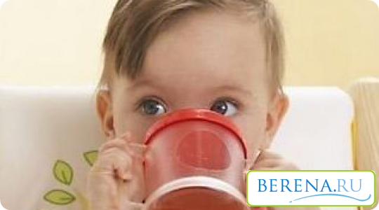 Воду следует ввести уже с прикормом, чтобы малыш также учился пить из чашки